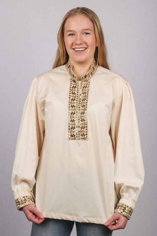 Strykefri bomullsskjorte med nydelige detaljer på hals og ermene. Brodert bånd med nydelige farger. Skjorten kan brukes til forskjellige festdrakter og bunad. Skjorten er avbildet i helfigur bilde.