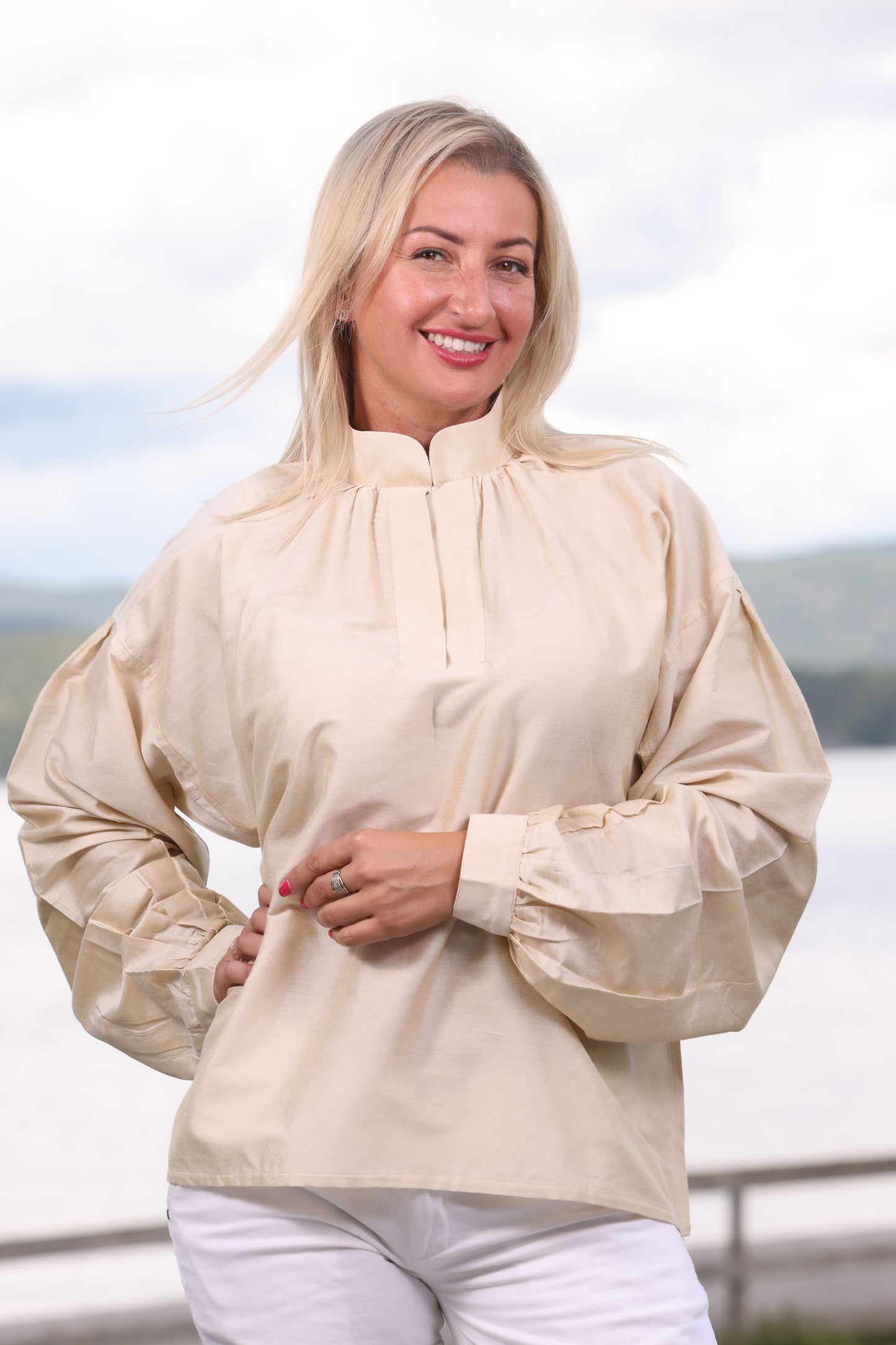 100% indisk silkeskjorte i nydelig beige/of white farge. Plagget kan brukes til festdrakt, bunad og med skjørt/bukse som en festantrekk. Det er hull til mansjettknapper i ermene.