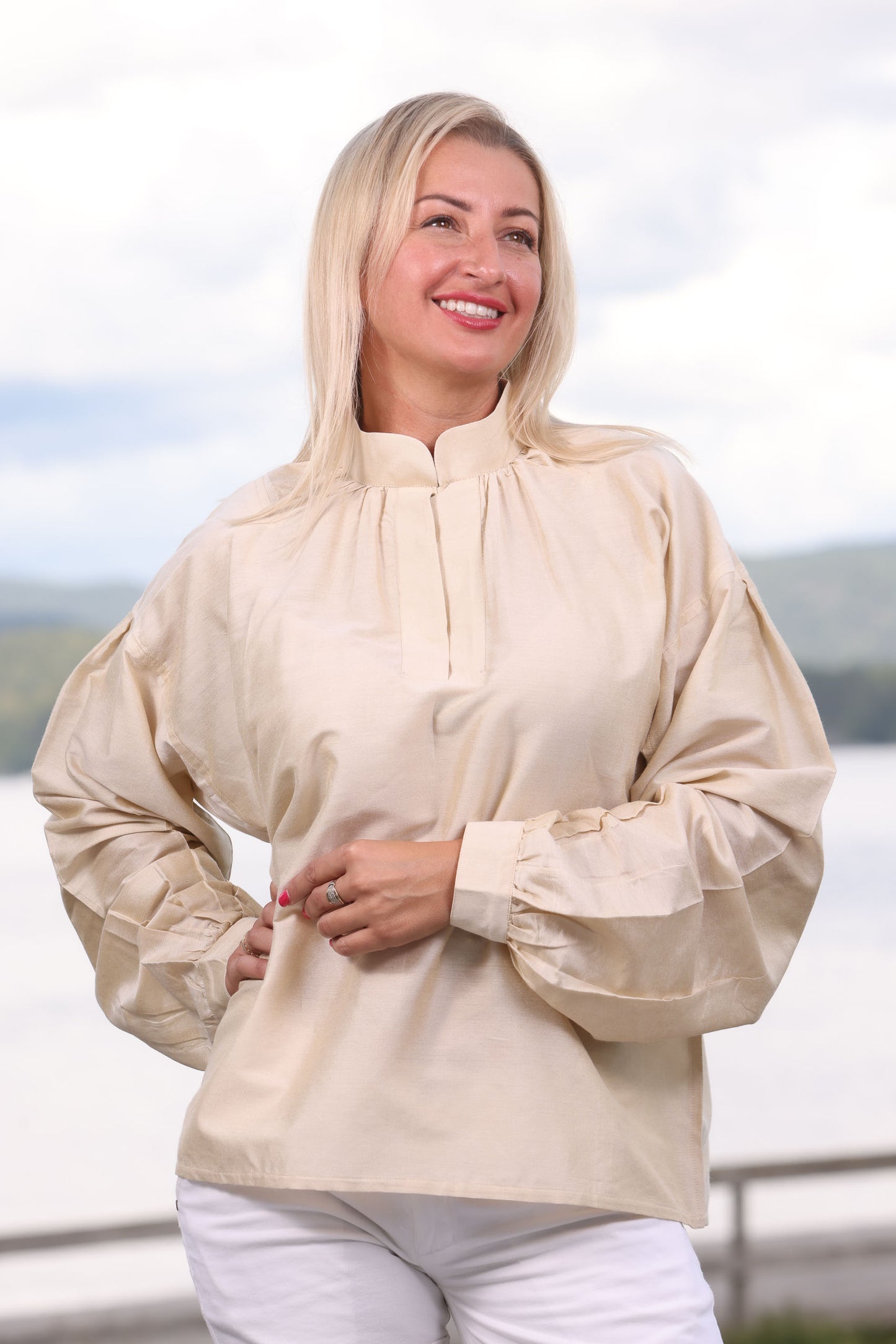 100% indisk silkeskjorte i nydelig beige/of white farge. Plagget kan brukes til festdrakt, bunad og med skjørt/bukse som en festantrekk. Det er hull til mansjettknapper i ermene.