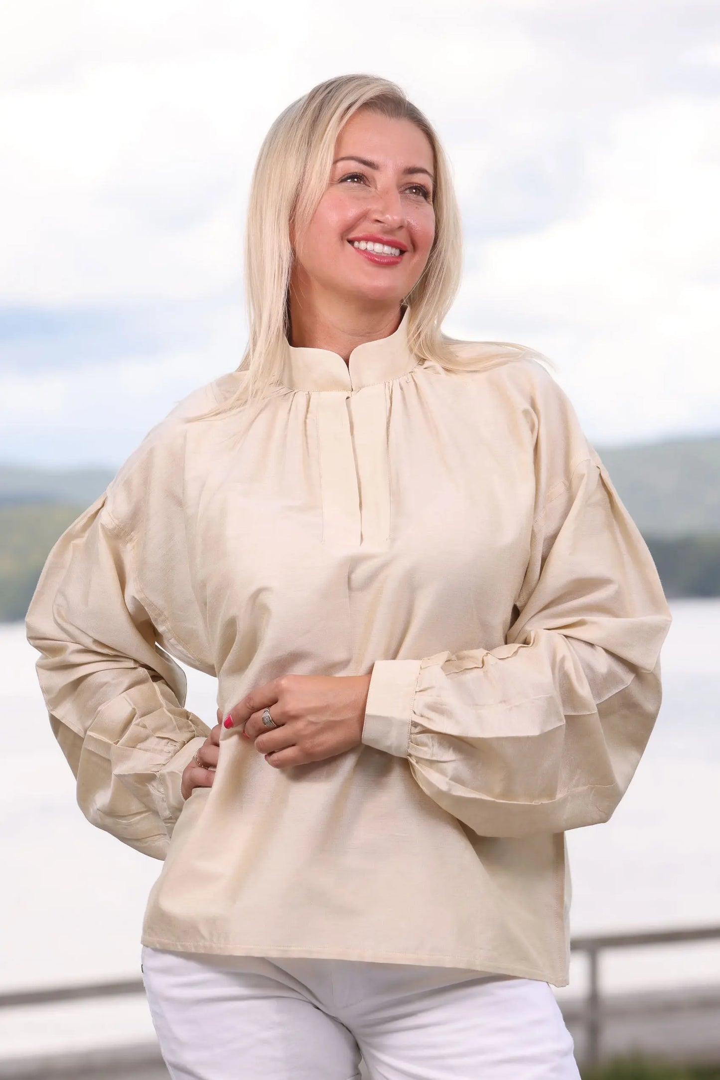 Silkeskjorte lys beige - 100% indisk silkeskjorte i nydelig beige/of white farge. Plagget kan brukes til festdrakt, bunad og med skjørt/bukse som en festantrekk. Det er hull til mansjettknapper i ermene.