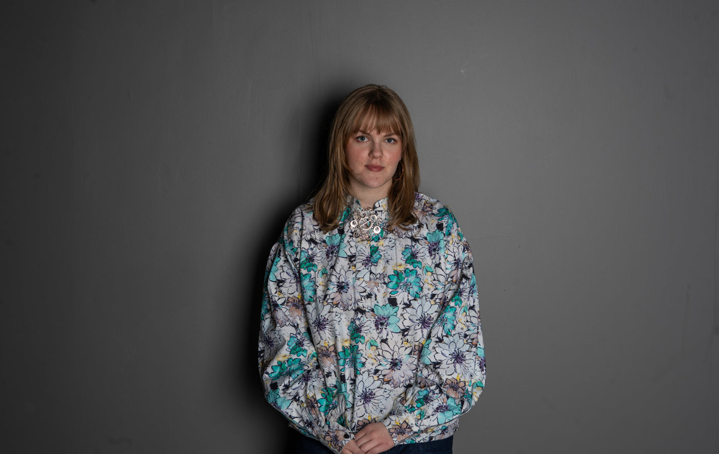 Bunadsskjorte i blomstret mønster