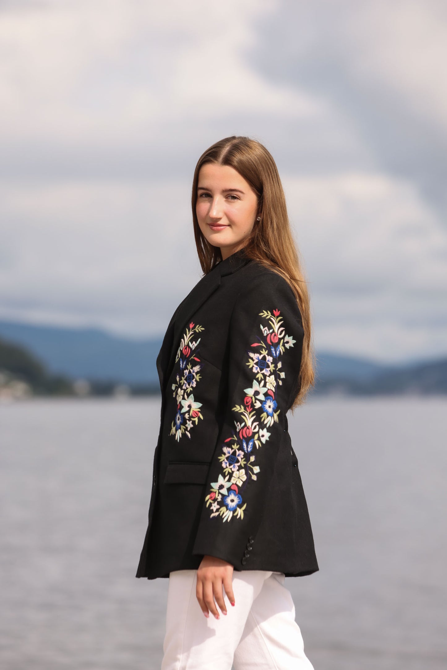 Unik ulljakke av fineste ull og håndbrodert med garn.