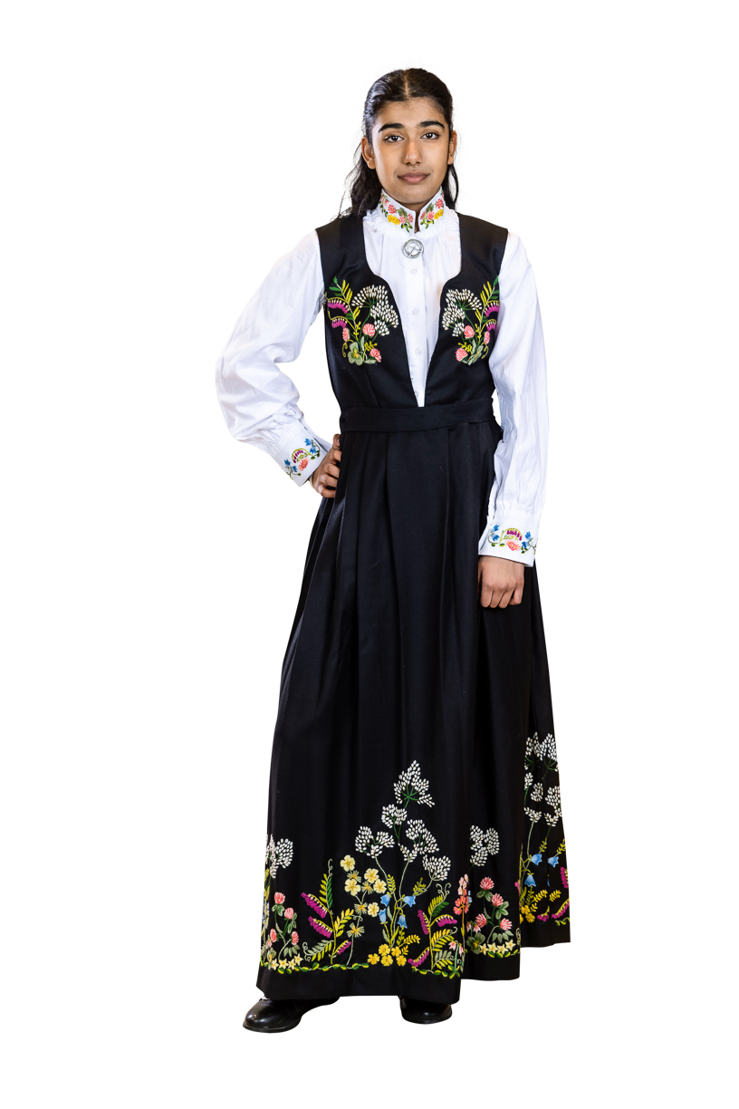 Norske sommerblomster brodert på hele stakken. Magisk håndverk hvor norsk østlandsflora er gjenskapt på festdrakten Sommerblomst.