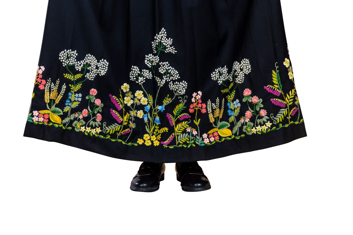 Sommerblomst er håndbrodert med blomster fra østlandetsområdet. Drakta er håndbrodert.