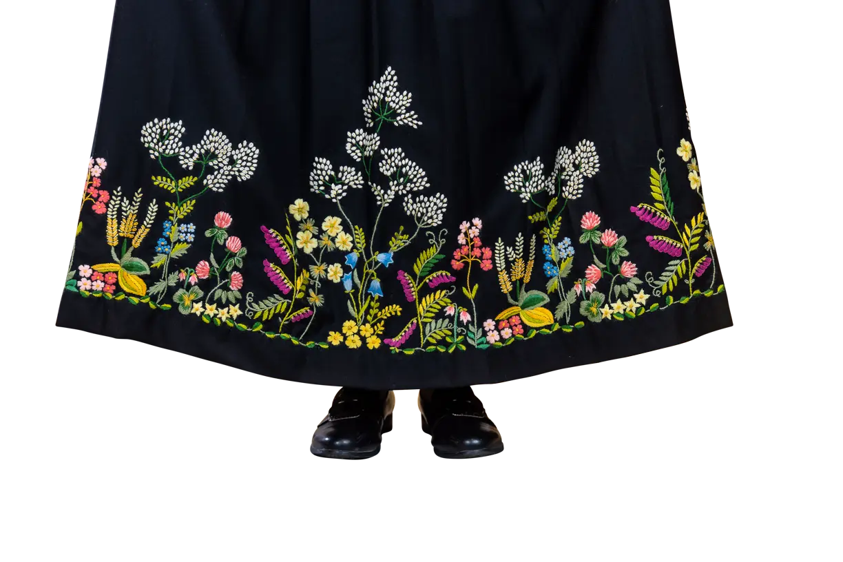 Festdrakt Sommerblomst - Sommerblomst er håndbrodert med blomster fra østlandetsområdet. Drakta er håndbrodert.