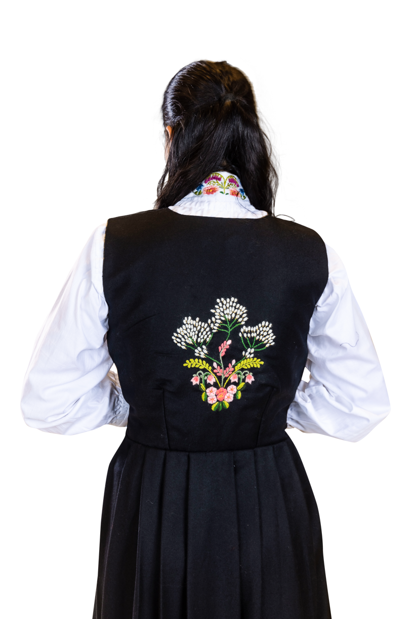 Norske sommerblomster brodert på hele stakken. Magisk håndverk hvor norsk østlandsflora er gjenskapt på festdrakten Sommerblomst. Drakta har broderi på baksiden.