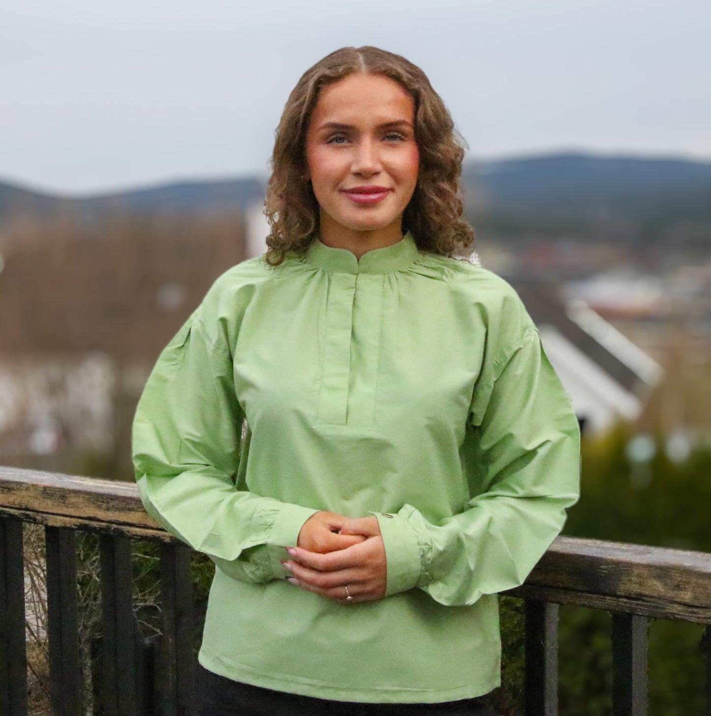 Silkeskjorte i nydelig dus grønnfarge. Skjorten er i lett indisk silke. Silkeskjorten kan brukes til festdrakter og bunad.