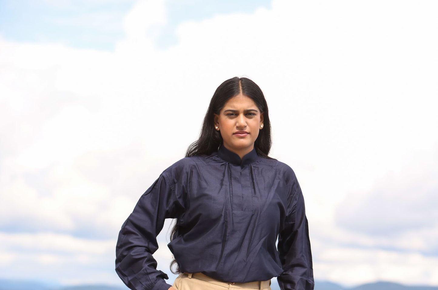 Nydelig mørk blå farge i 100% indisk silke, som har litt struktur i stoffet. Indisk silke er mykt og lett. Stoffet former seg lett etter kroppen. Skjorten har hull til mansjettknapper.