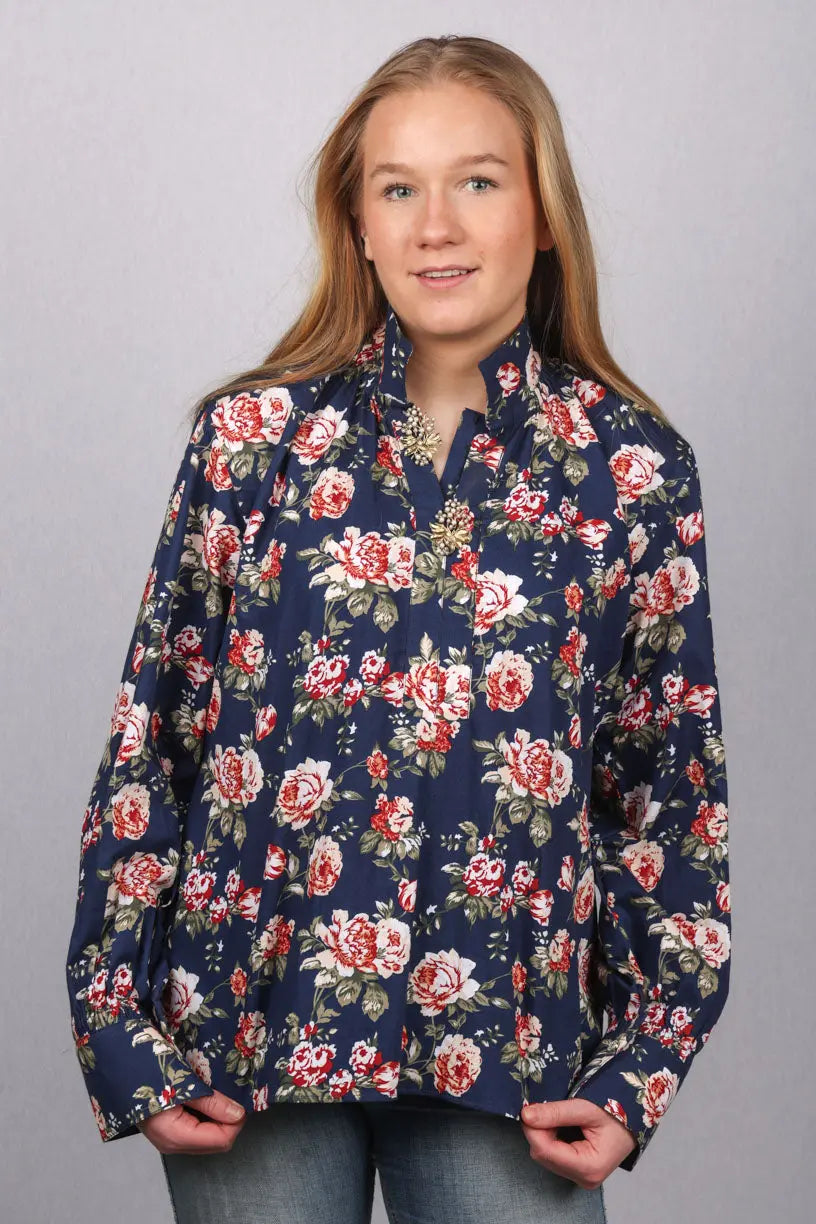Bunadskjorte Blåeng i strykelett bomull med blomster motiv. En skjorte til den som vil skille seg ut. Passer til flere typer festdrakter og bunad.